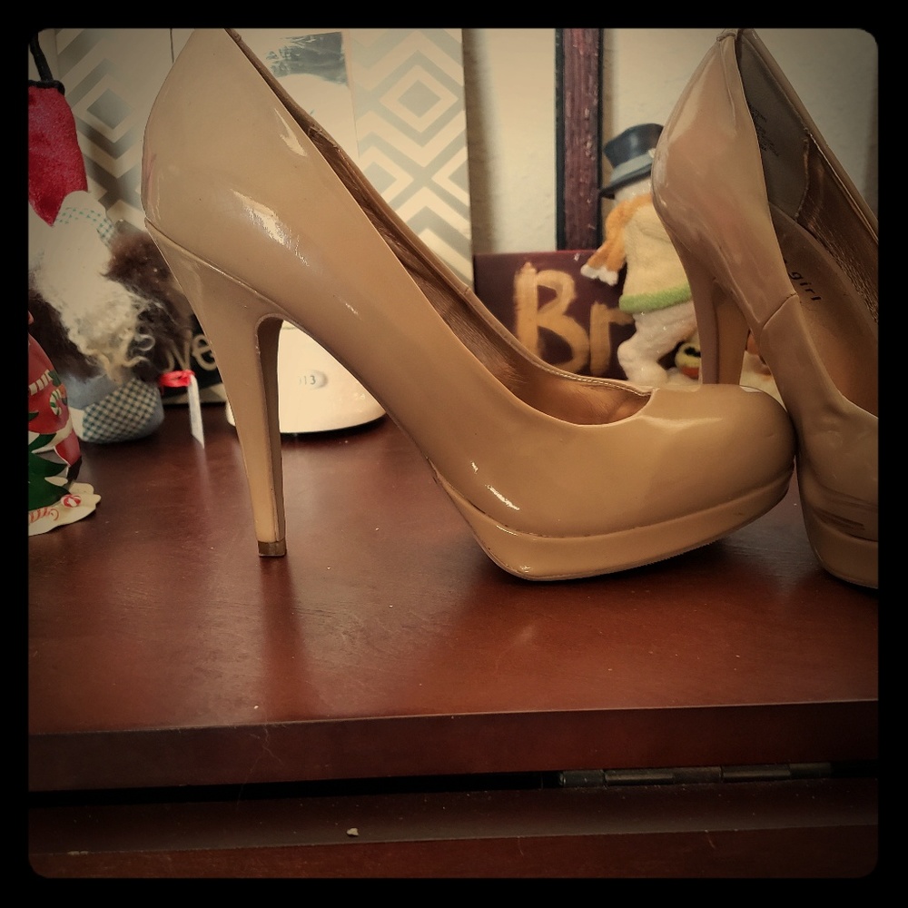 Nude pumps